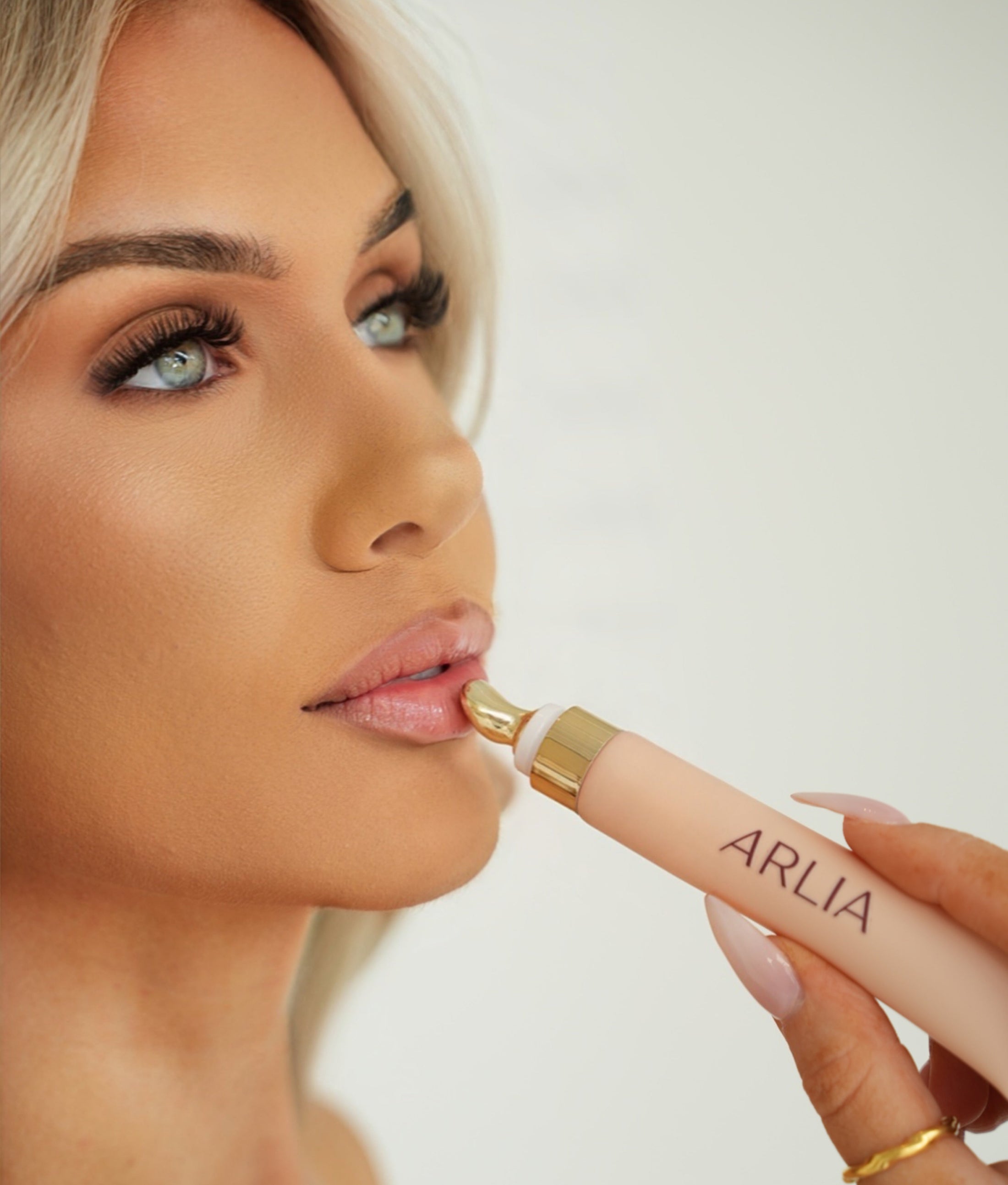 Model applying The Arlia Gloss